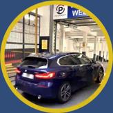 Auto bei der Einfahrt ins Parkhaus